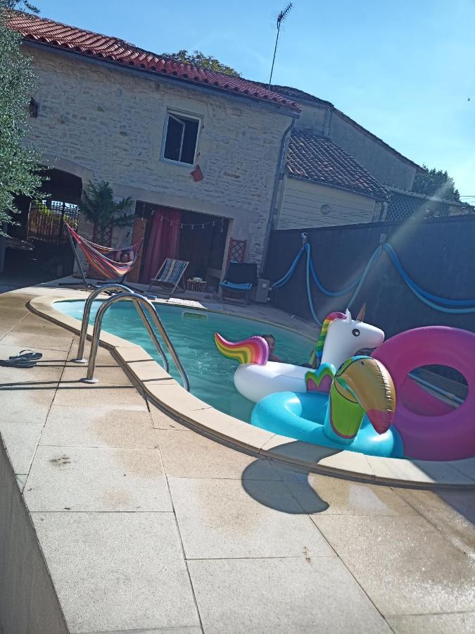 Grande Chambre D'Hote Pour 4 A 5 Personnes Bed and Breakfast Chef-Boutonne Exteriör bild
