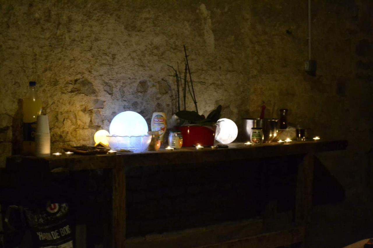 Grande Chambre D'Hote Pour 4 A 5 Personnes Bed and Breakfast Chef-Boutonne Exteriör bild